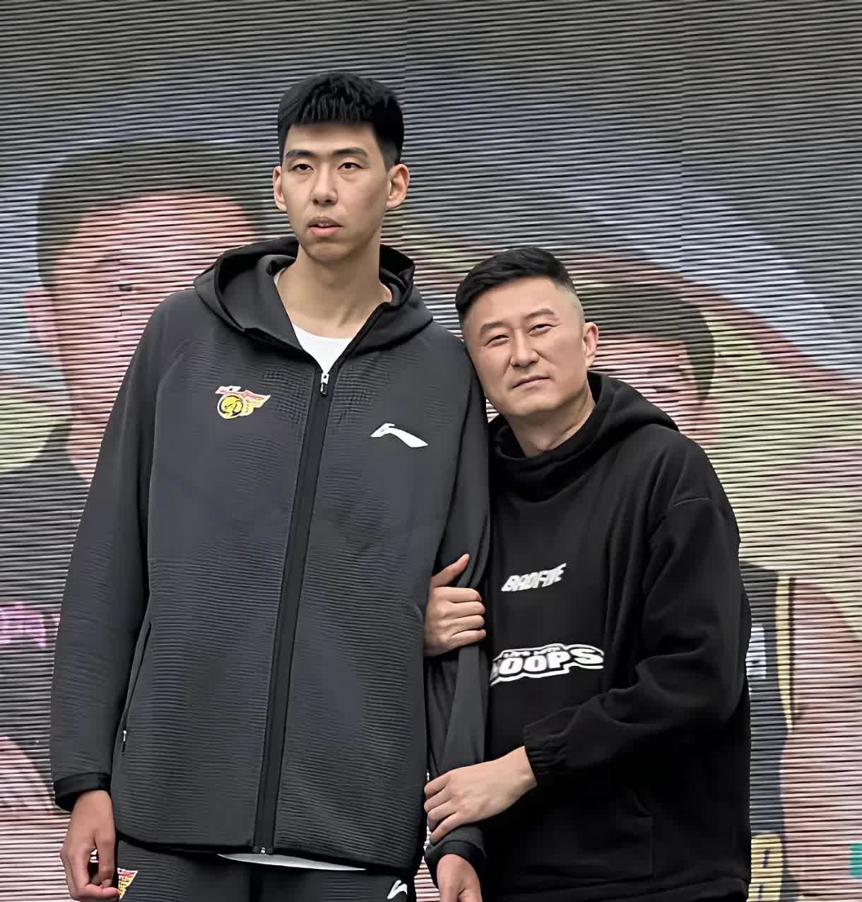 杜锋傻呀？看到有网上说徐昕两次被郭士强召进国队，为什么徐昕一直打不出来，追根是杜