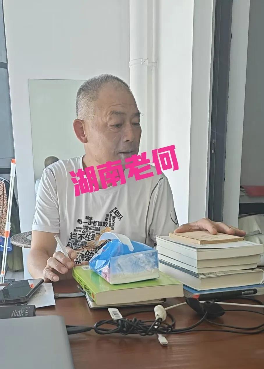 我离开西双版纳有三个月了，有的时候会想起我的邻居湖南老何，老何小我7岁，他家在走