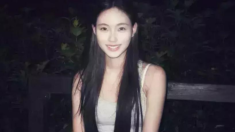 小S二女儿一边悼念大S一边晒美照，身穿灰色小吊带，被指擦边营销