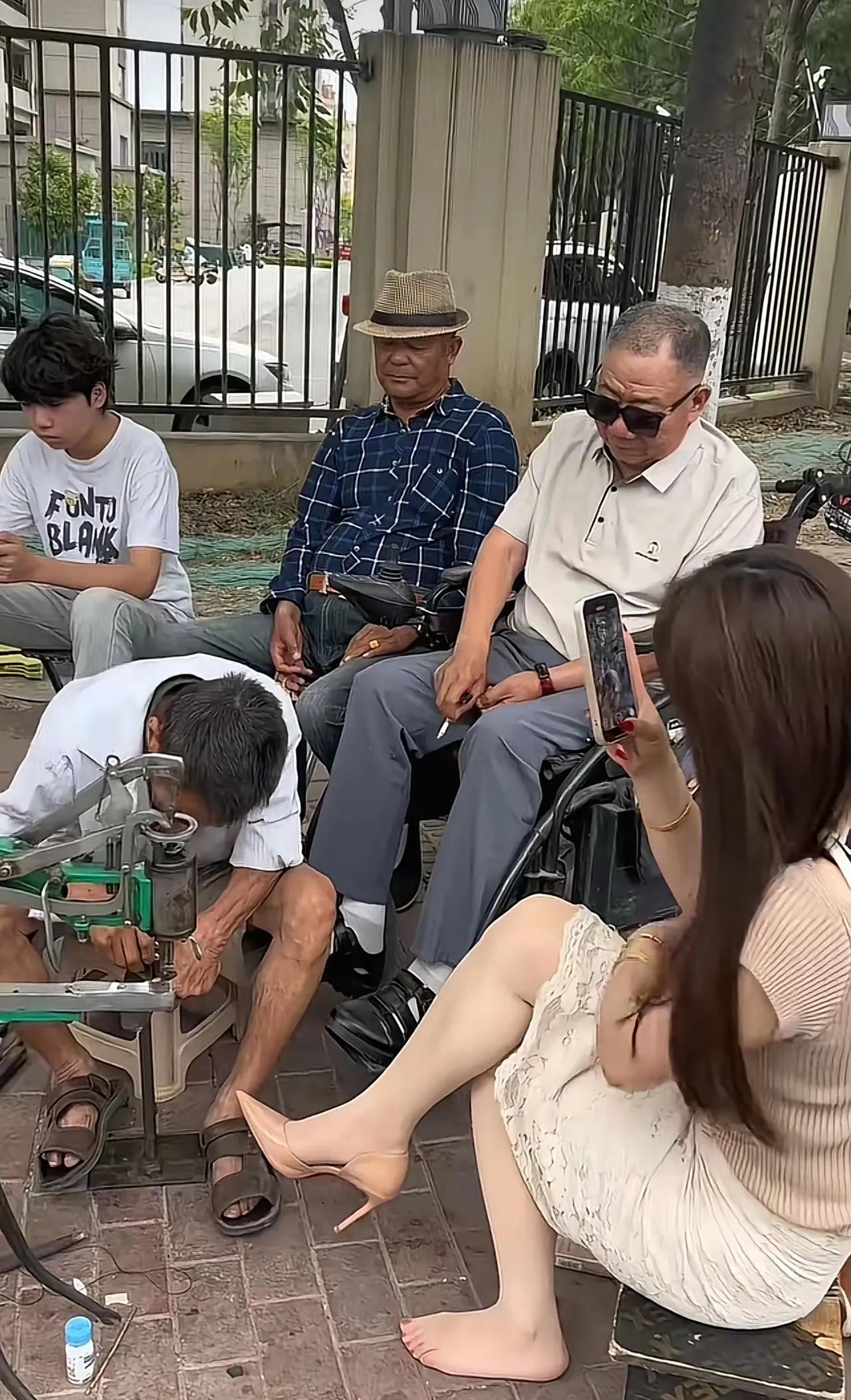 什么叫津津有味呢？
修鞋大叔和看的大爷，
用行动完美诠释了……
活到老学到老，