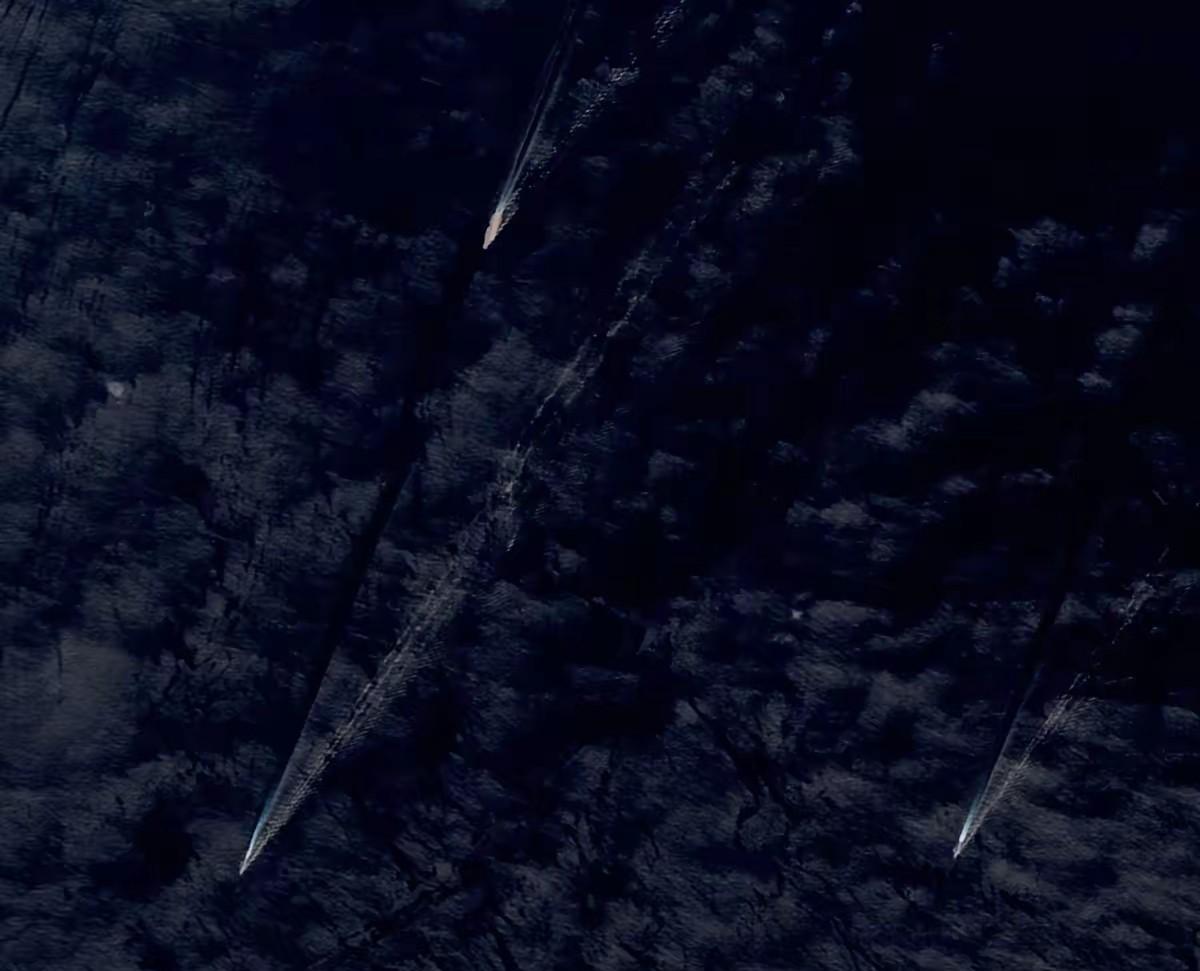 福建舰一路南下，今晚或将通过台湾海峡！
据外国卫星公司所拍摄图片来看，今天（11