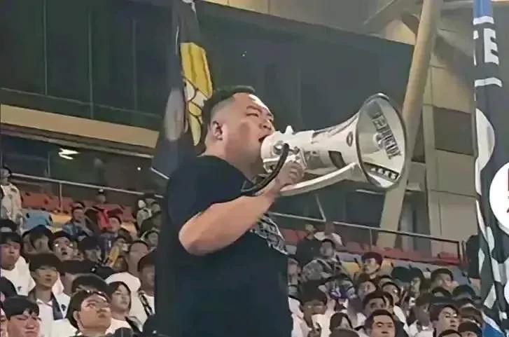 这种足球流氓天理不容
说实话，韦世豪这个球员，我这么多年来一直不感冒。作风浮躁，