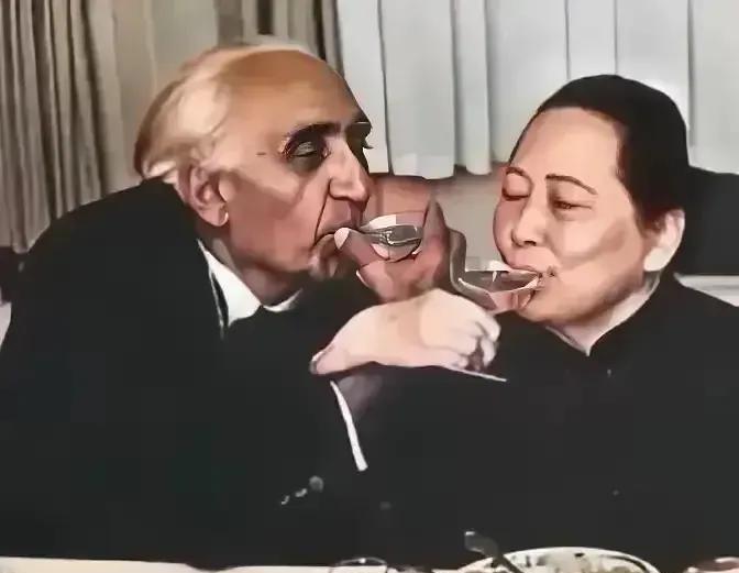 这是1979年，宋庆龄与马海德医生的合影照，两人当时分别八十六岁和七十岁，桌子上