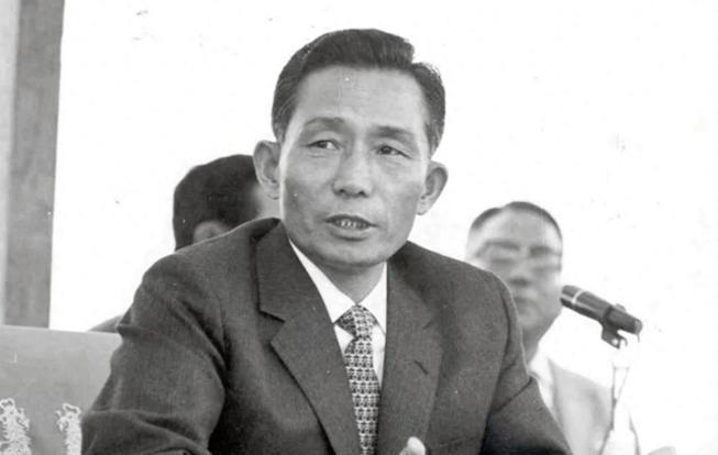 “一门两首脑”。他们是韩国建国以来唯一的两位父女俩前总统。父亲朴正熙为韩国第5至