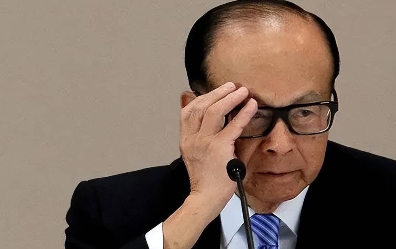 三天之内，李嘉诚被官方点名批评三次，现在最后悔的人估计不是老李，而是他的两个儿子