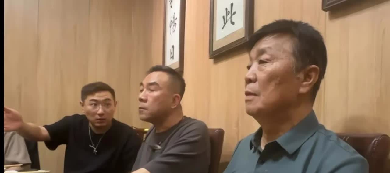 衡小珍这次亏大了！
本来杨议如果拜师成功，他儿子也就顺理成章成了侯宝林徒孙。
