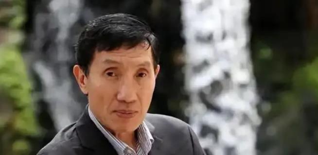 “中国拿什么挑战美国？中国人均收入只相当于美国的8%！”中国经济领域专家黄亚生劝