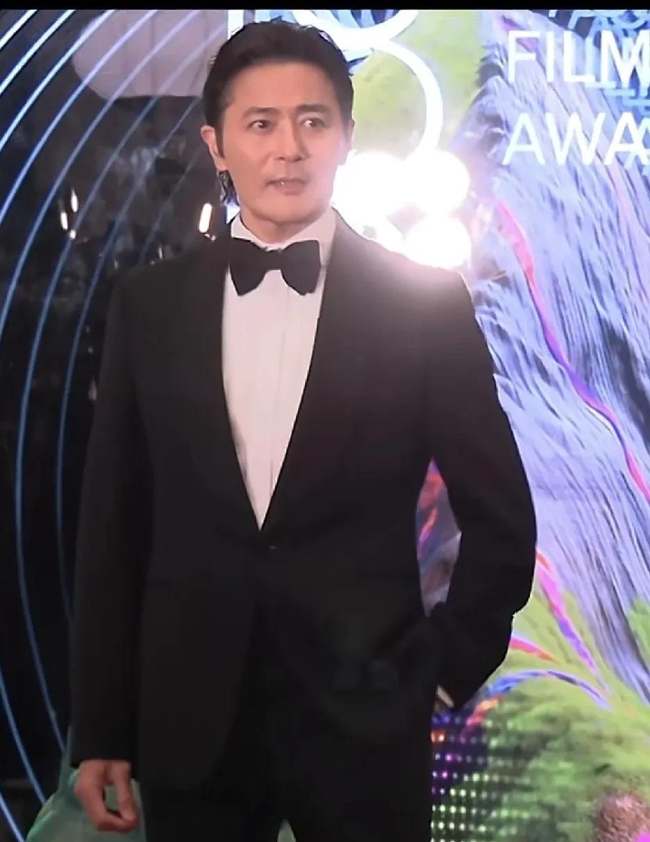 我读高中时
最喜欢的韩剧
就是他拍的
你们知道是哪一部吗？
