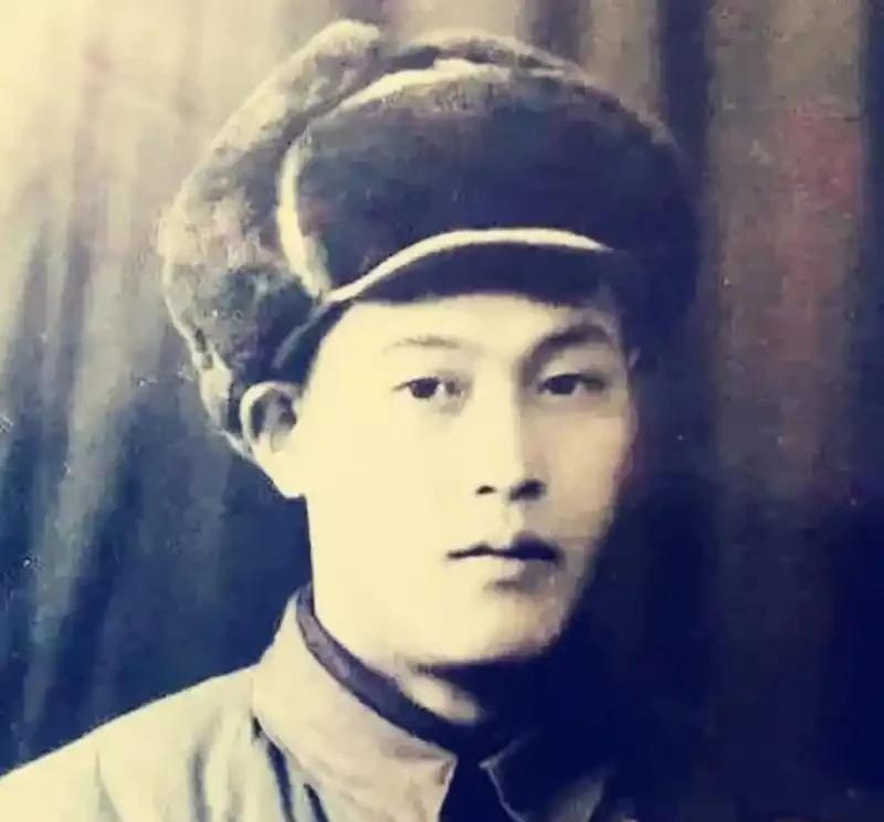 1952年，战士张文荣被美军俘虏后叛变！在奉命打入志愿军内部时，他却在跳伞前，将