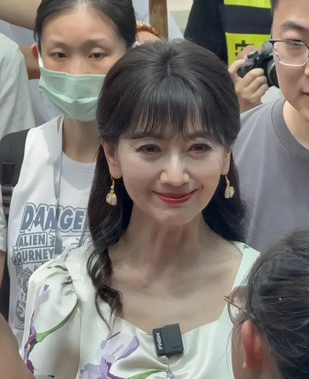 71岁赵雅芝去掉美颜和修饰 不老女神真的苍老了 网友：皱纹明显很多