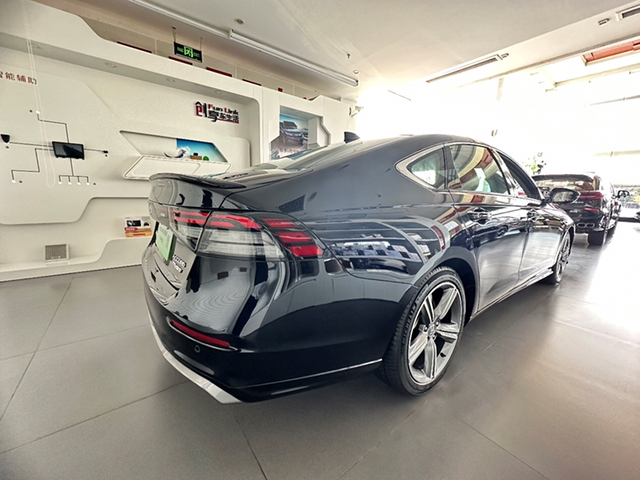 雅阁插混这价格如何
刚在店里看的优惠，雅阁插混尊贵版，不加置换周年庆优惠2500