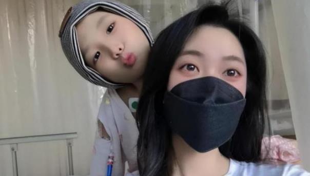 “姑姑，是不是我病了，妈妈就不要我了。”2021年，广东小女孩患白血病，亲生母亲