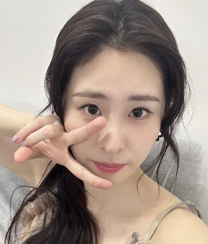 对比之下，显得汪苏泷有点小气啊。
张碧晨每次唱《年轮》时都是一种十分感激的态度，