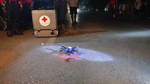 缅甸灾民自发送上吃喝慰问中国救援队；中国照明无人机在缅甸灾区升空，人群鼓掌叫好