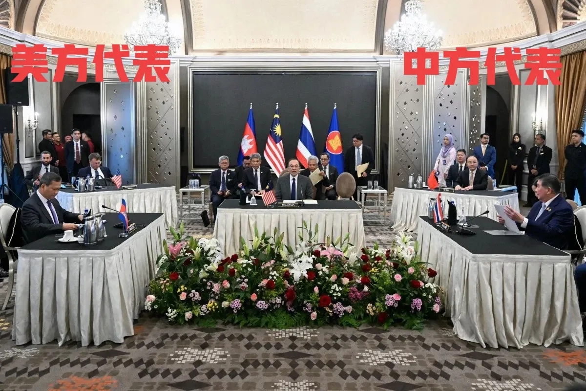 今日下午三点，泰柬吉隆坡和谈正式启动，阵容堪称豪华——中美代表双双到场。
此次会