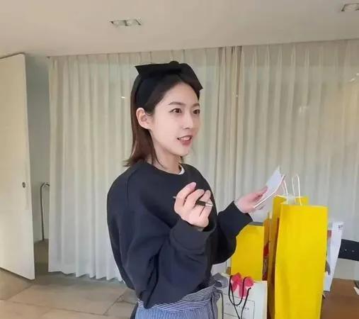 从天才童星到被资本压榨至绝境，金赛纶的死不是个例，映射出韩娱资本的黑暗。在那里，