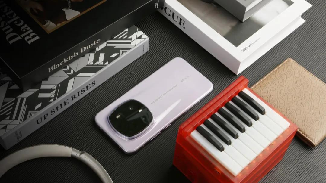 引擎轰隆，气流扰动｜荣耀Magic8 RSR 保时捷设计疾驰如风