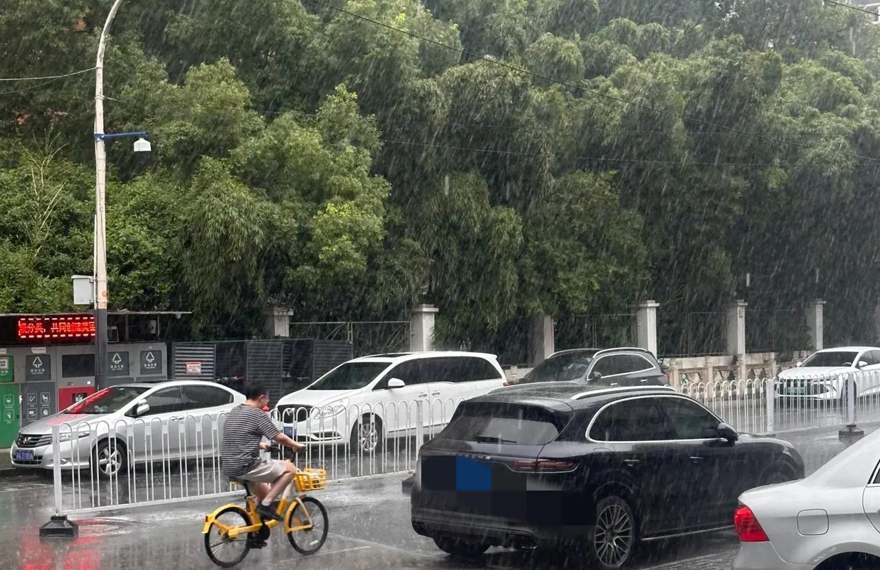 狂风暴雨，难道南京江宁是雨带集中地吗。
       中午时候江宁又是刮风有是降
