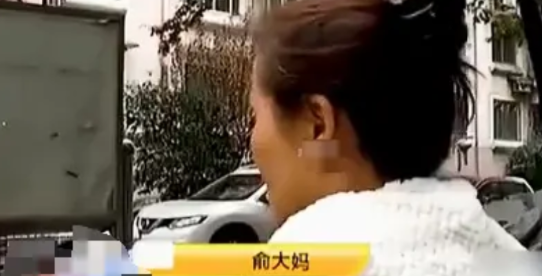 大妈把车停在邻居家车库门口，物业打电话打了三天让其挪车，大妈就是不挪。邻居一怒之