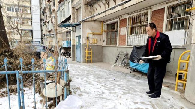 离谱！洗澡漏个水，小区直接开“冰场”，全家购空3家店食盐救急