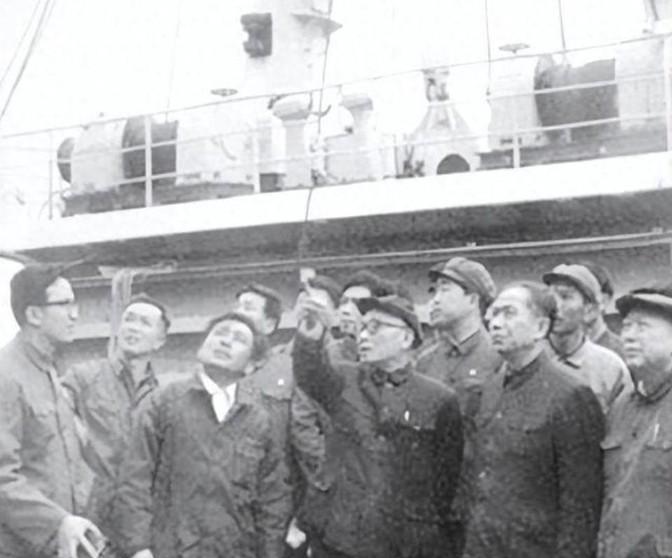 1977年，交通部部长叶飞上将花了5个多小时，翻阅了水运总局副局长周惠（1959