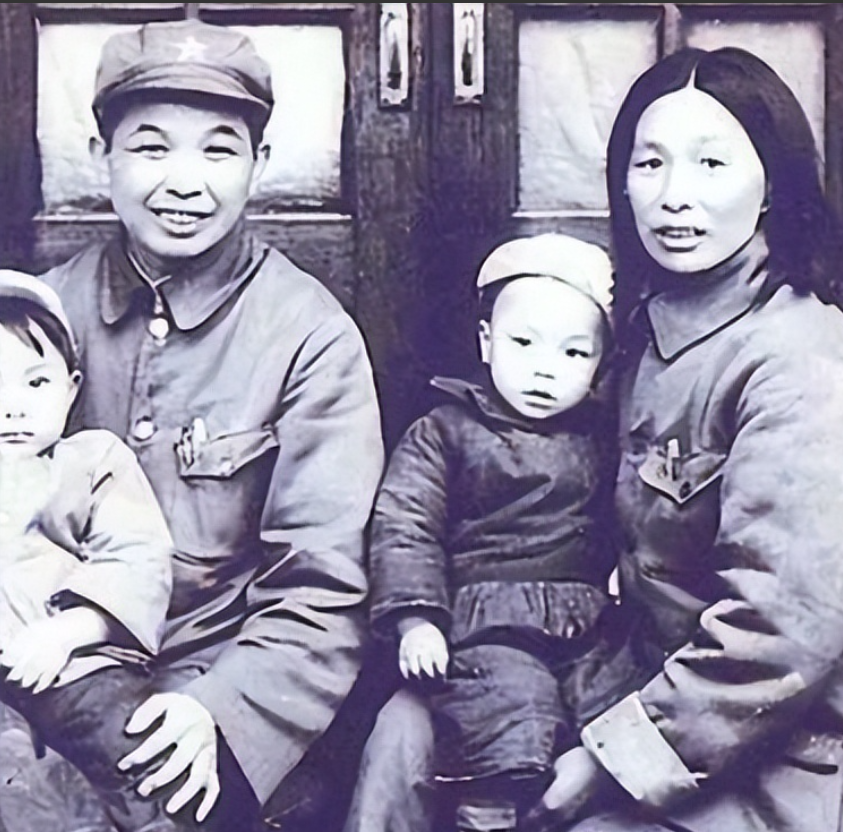 1953年，西康军区司令员刘忠得知家人还幸存人世，携妻子回乡见母亲，看到原配穿得