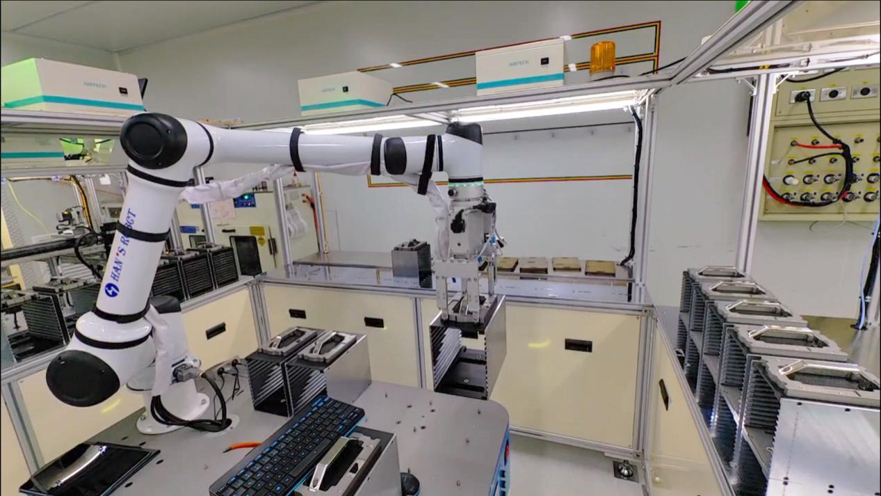 数控加工自动化升级解决方案： AGV 智能复合机器人实现柔性上下料与无人化生产