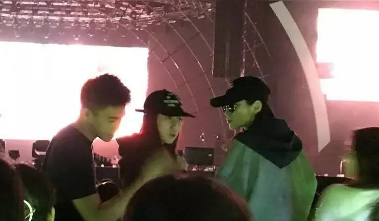 标题奚梦瑶何猷君：谢霆锋演唱会上的甜蜜追星与恩爱宣日晚，杭州奥体中心体育场内灯光