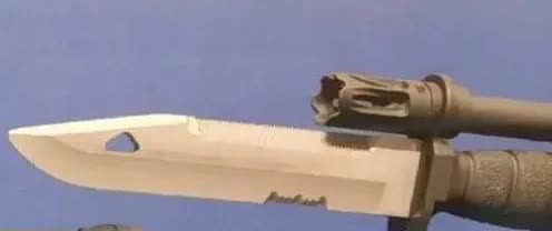 通过俄乌战争发现带刺刀的枪已经毫无用处了。