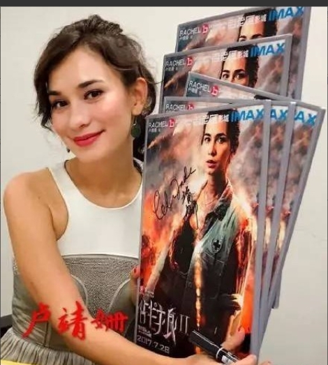 2016年《战狼2》开拍前一天，吴京接到原定女主角经纪人的电话：“我们要加钱”，