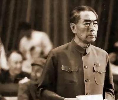 1927年，周总理不幸被捕，而负责审讯的正是他曾经的学生鲍靖中，只见他让其他人先