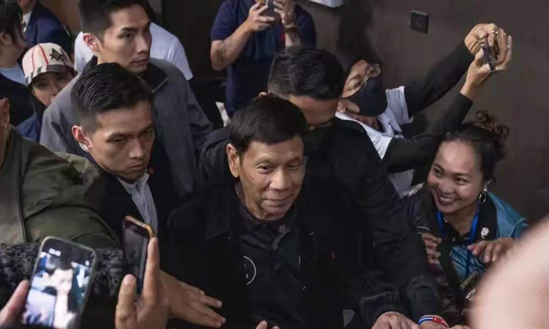 老杜被ICC临时释放
付出的代价或许是放弃达沃市长一职
老杜律师强调如果被释放