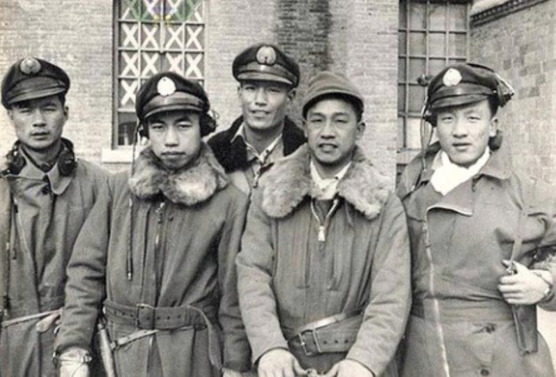 1948年，一架国民党轰炸机，向南京总统府投下一颗炸弹，蒋介石差点被炸死。死里逃