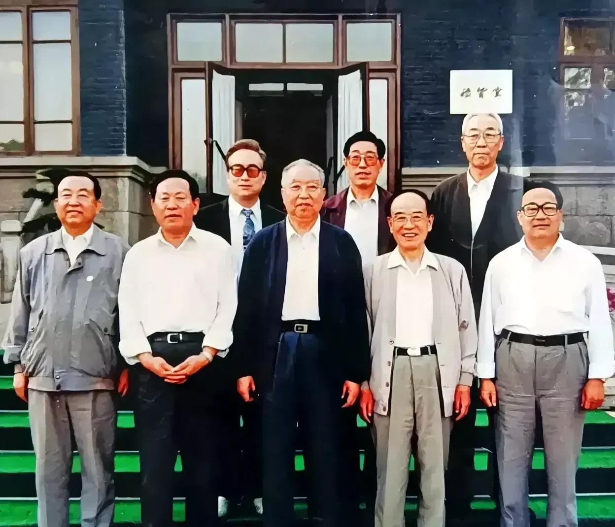 这是一张70年代的老照片，各路大神你们瞧一瞧这照片中的人物，能认出两位人说出他们