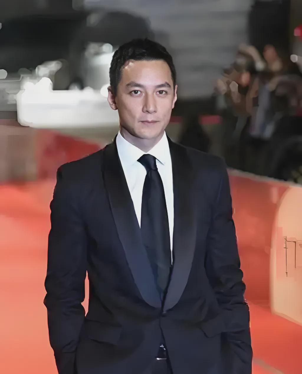 吴彦祖这人真是让人摸不着头脑，一会儿买豪宅一会儿卖英语课，搞得大家都不知道他到底