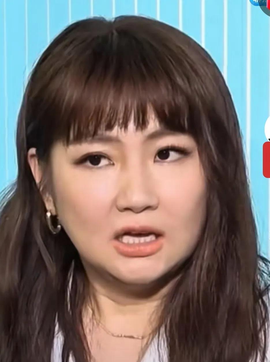我的天哪！她怎么胖成这样了？想当年她可是站C位的，也是三个人最漂亮的一个。
近日