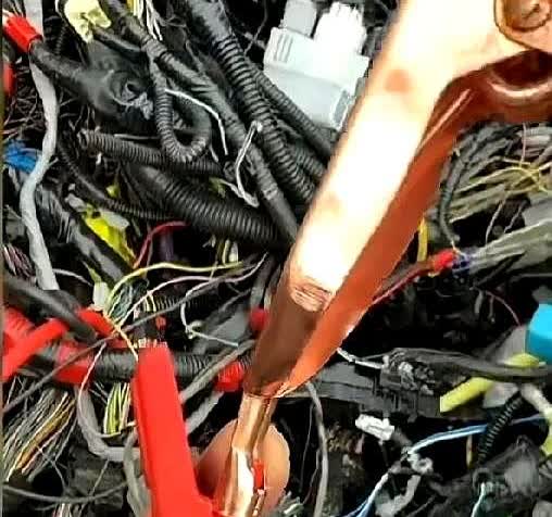 新能源汽车到底造了什么孽？让收废品的都急眼了。

今天刷到个挺有意思的说法，