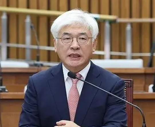 27日上午韩国宪法法院裁定代总统崔相穆拒绝任命马恩赫为第九名法官违宪，这个裁定虽