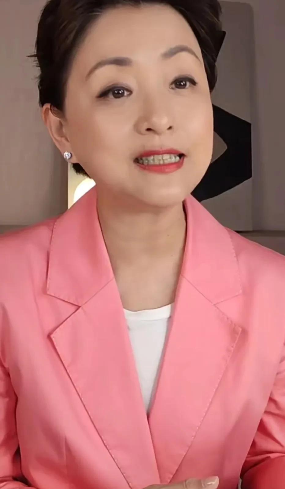 杨澜老师是不是也苍老了很多，岁月不饶人啊！甭管你是达官贵人，谁都甭想逃出它的魔掌