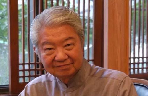 蔡澜的助理出来辟谣，主要说了3点：
1、陈宝莲拍片的时候已经成年了，不存在胁迫未