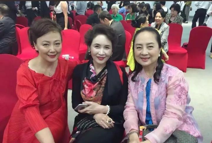 赵静，宋晓英，张金玲，三位老师参加活动时的留影，当年都是顶级大美女