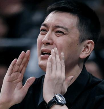 辽宁男篮主教练杨鸣下课。据媒体人导演我躺哪透露，辽宁男篮主教练杨鸣已经辞职，乌戈