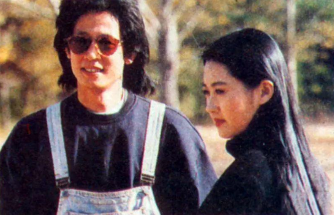1997年，已有家室的富商刘波追求许晴，豪掷3000万买下北京一座四合院，作为他