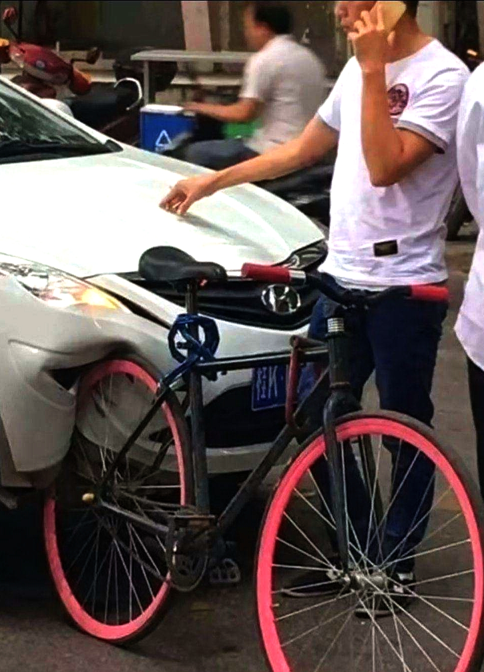 车主:爸，我撞了一辆自行车 车主爸:什么?对面人没事吧，这得赔多少呀！ 车主:人