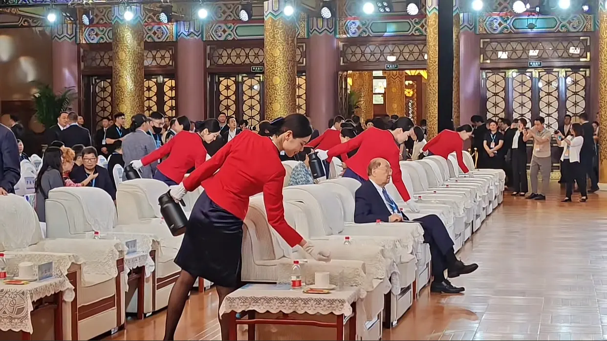 姿势依然很哇塞，还是那么标准！