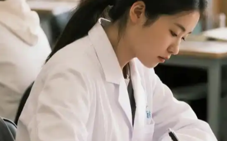 分手时我没有告诉男友我考上了博士，12年后他成了药企总裁，在女儿小学毕业典礼上，我们再次相遇