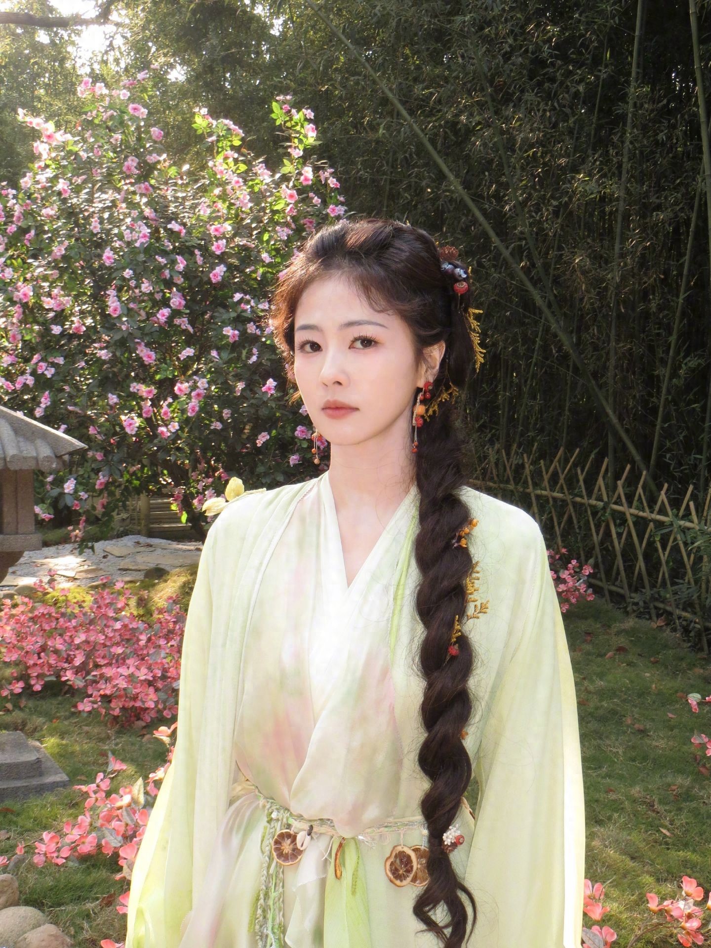 女星白鹿古装造型，在花园荡秋千，景美人更美！

