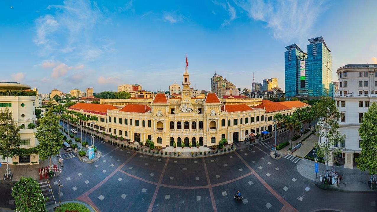 不得不说，越南胡志明市政府大楼很有特色。位于十字路口，整体机构呈圆弧形，色调红顶
