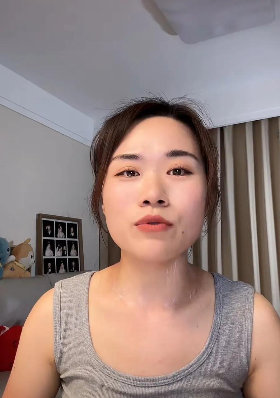 玉米粒在北京直播的时候终于分享了自己为什么和老公大师兄吵架，粉丝留言说:你俩下播
