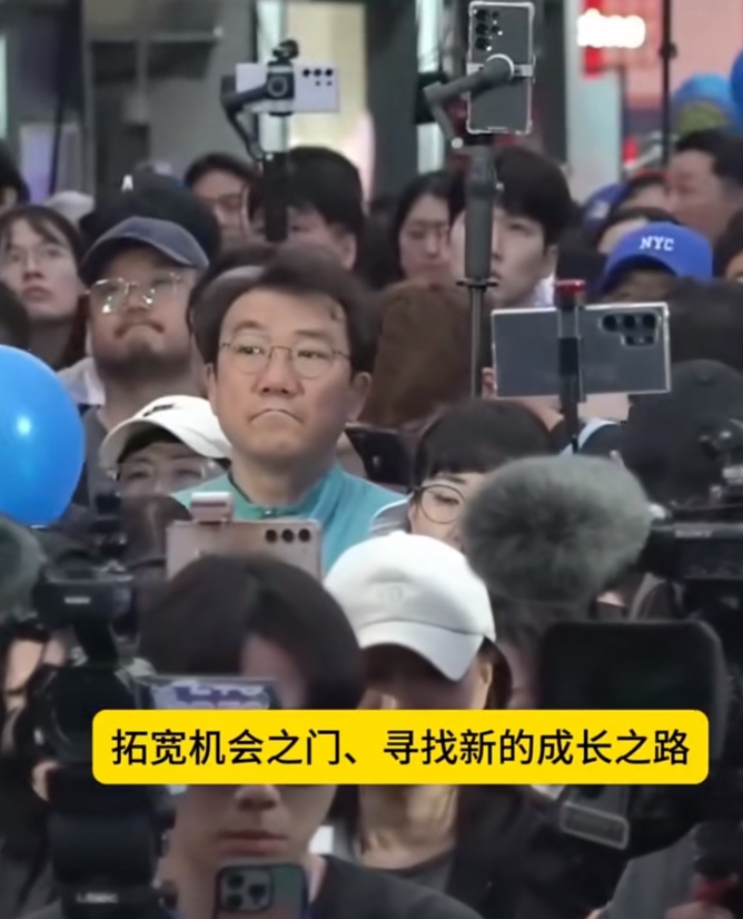不得不佩服韩国人还是很爱国的！这是韩国总统李在明演讲时候台下的人使用手机的品牌。